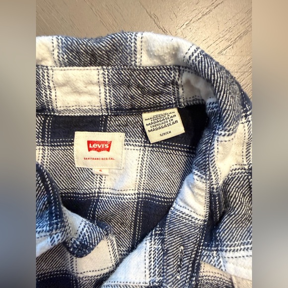 Levi's Men's Navy and White Plaid Button Down Shirt - Picture 3 of 4